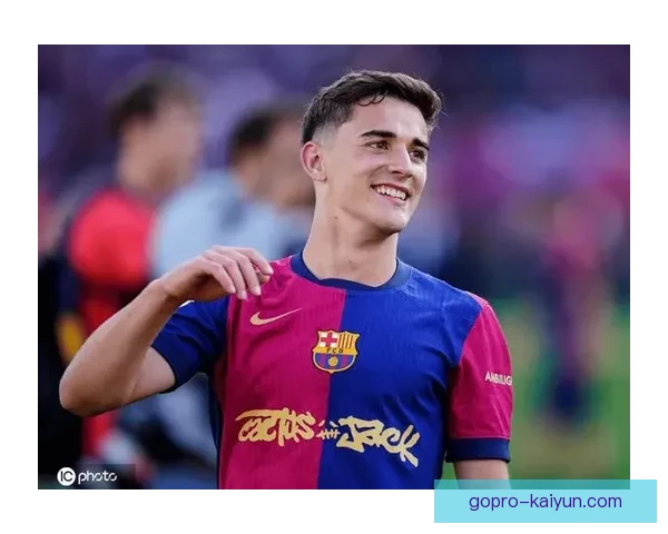加维在巴萨4号球衣的表现持续提升，备受关注。