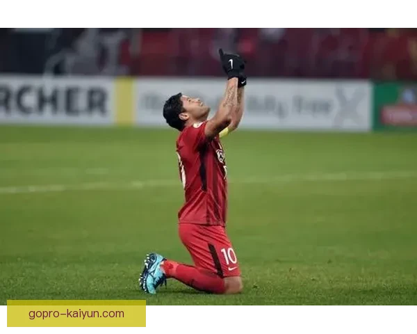 马丁内斯在英超的表现稳健，逐渐适应高强度比赛节奏